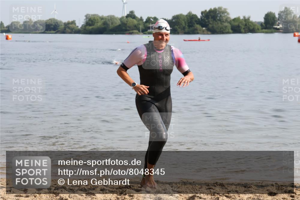 15.06.2025 - 27. Vierlanden-Triathlon Lena Gebhardt http://msf.ph/oto/8048345 15.06.2025 09:01:55 Schwimmen 196, 206, 214, 242 meine-sportfotos.de