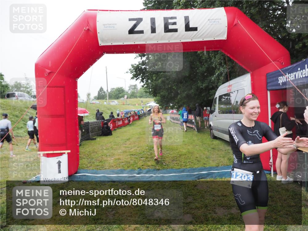 21.06.2025 - 27. Vierlanden-Triathlon MichiJ http://msf.ph/oto/8048346 15.06.2026 14:19:25 Ziel 1181, 1203 meine-sportfotos.de