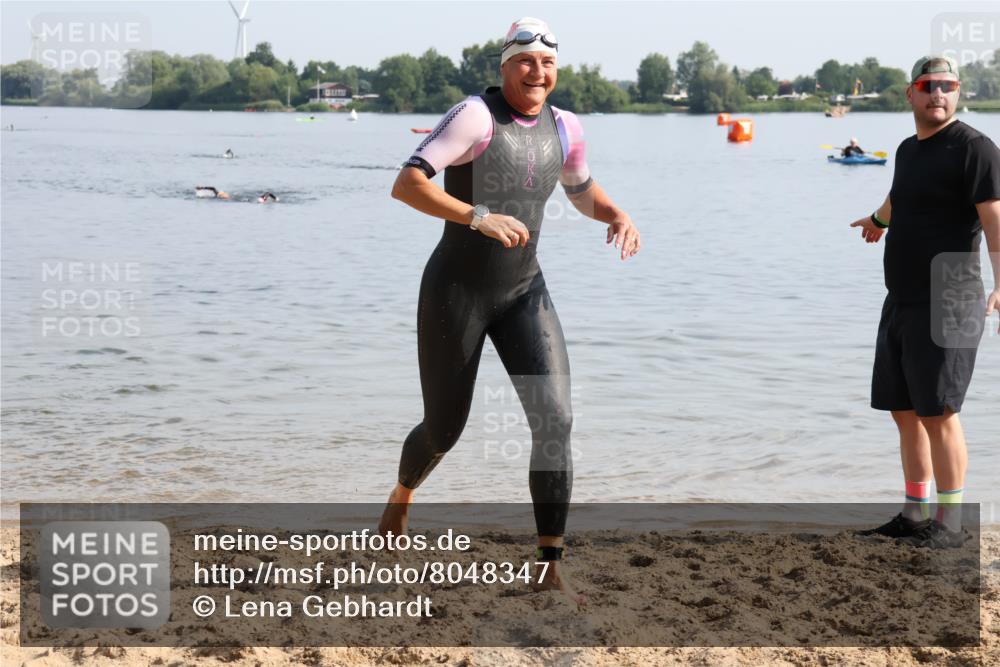 15.06.2025 - 27. Vierlanden-Triathlon Lena Gebhardt http://msf.ph/oto/8048347 15.06.2025 09:01:56 Schwimmen 196, 206, 214, 242 meine-sportfotos.de