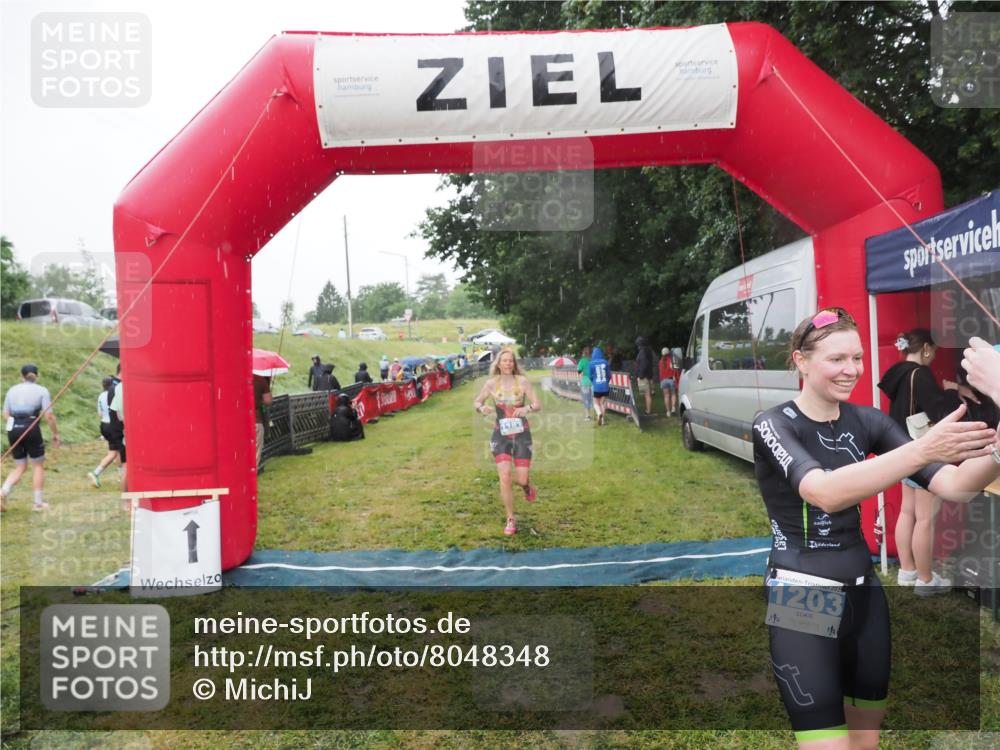 21.06.2025 - 27. Vierlanden-Triathlon MichiJ http://msf.ph/oto/8048348 15.06.2026 14:19:25 Ziel 1181, 1203 meine-sportfotos.de