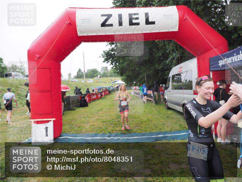 21.06.2025 - 27. Vierlanden-Triathlon MichiJ http://msf.ph/oto/8048351 15.06.2026 14:19:25 Ziel 1181, 1203 meine-sportfotos.de