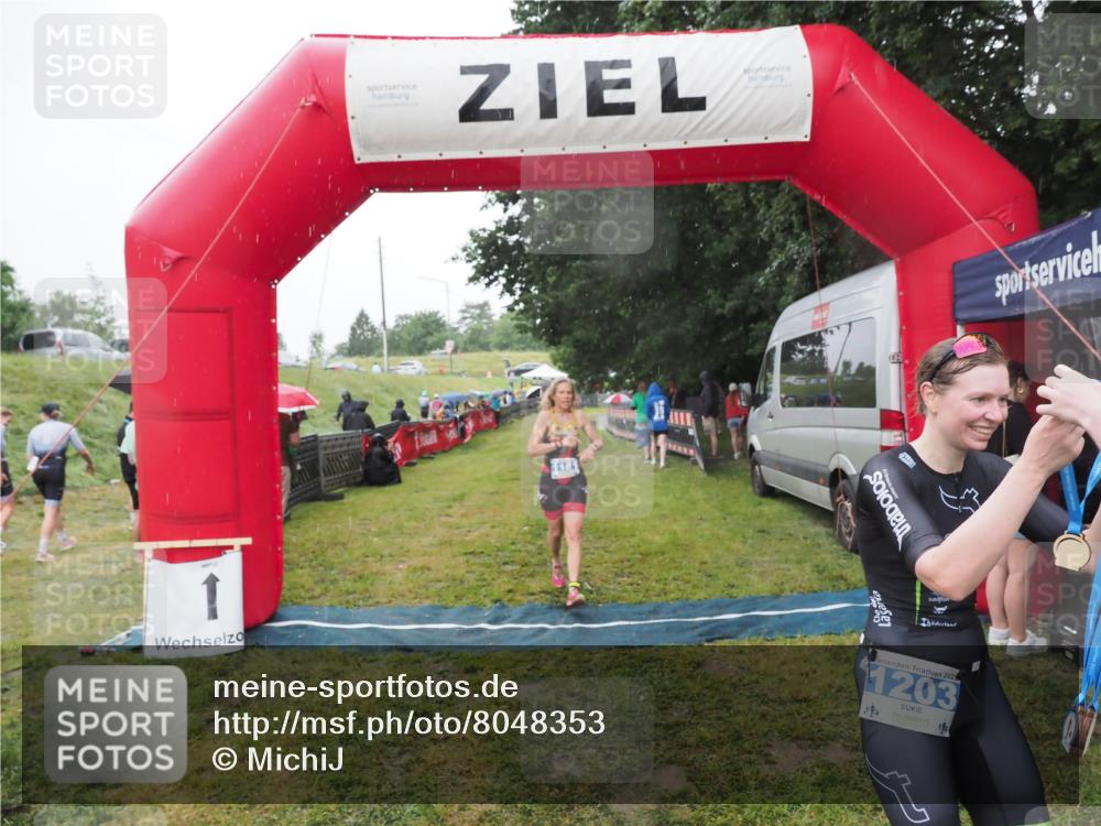 21.06.2025 - 27. Vierlanden-Triathlon MichiJ http://msf.ph/oto/8048353 15.06.2026 14:19:25 Ziel 1181, 1203 meine-sportfotos.de