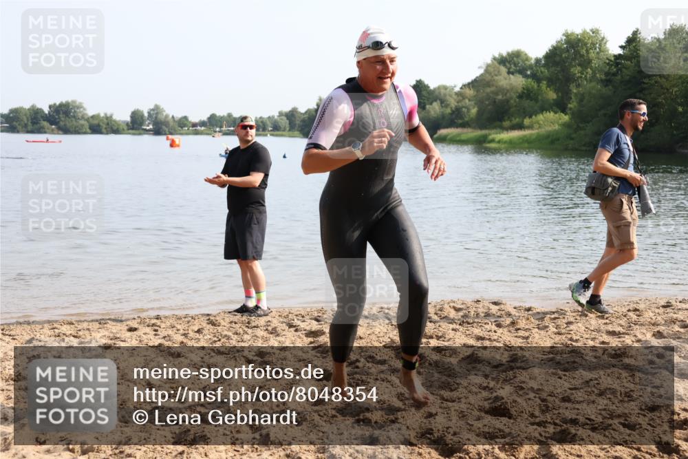 15.06.2025 - 27. Vierlanden-Triathlon Lena Gebhardt http://msf.ph/oto/8048354 15.06.2025 09:01:57 Schwimmen 196, 206, 214 meine-sportfotos.de