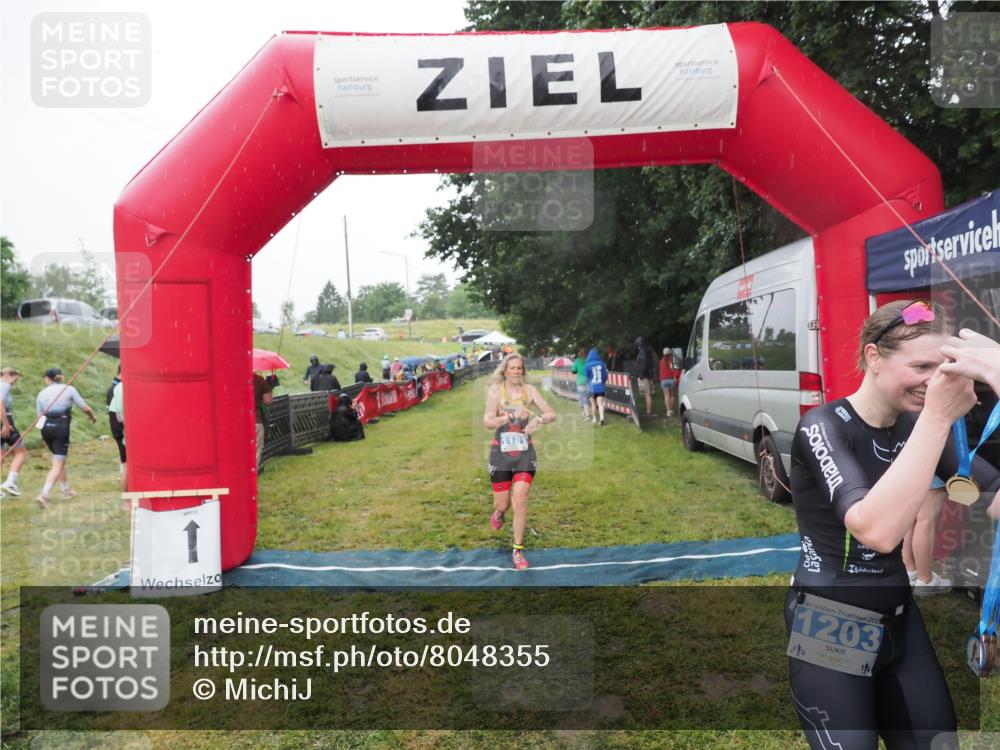 21.06.2025 - 27. Vierlanden-Triathlon MichiJ http://msf.ph/oto/8048355 15.06.2026 14:19:25 Ziel 1181, 1203 meine-sportfotos.de