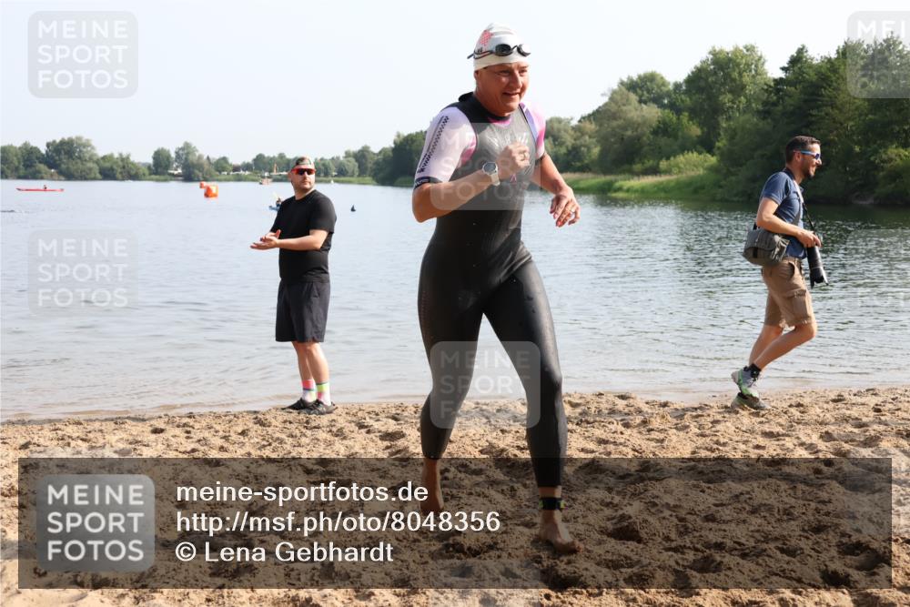 15.06.2025 - 27. Vierlanden-Triathlon Lena Gebhardt http://msf.ph/oto/8048356 15.06.2025 09:01:57 Schwimmen 196, 206, 214 meine-sportfotos.de