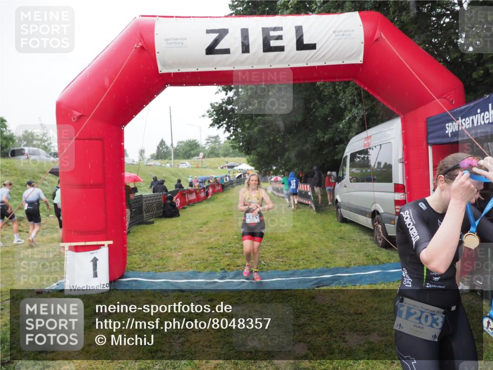 21.06.2025 - 27. Vierlanden-Triathlon MichiJ http://msf.ph/oto/8048357 15.06.2026 14:19:26 Ziel 1181, 1203 meine-sportfotos.de
