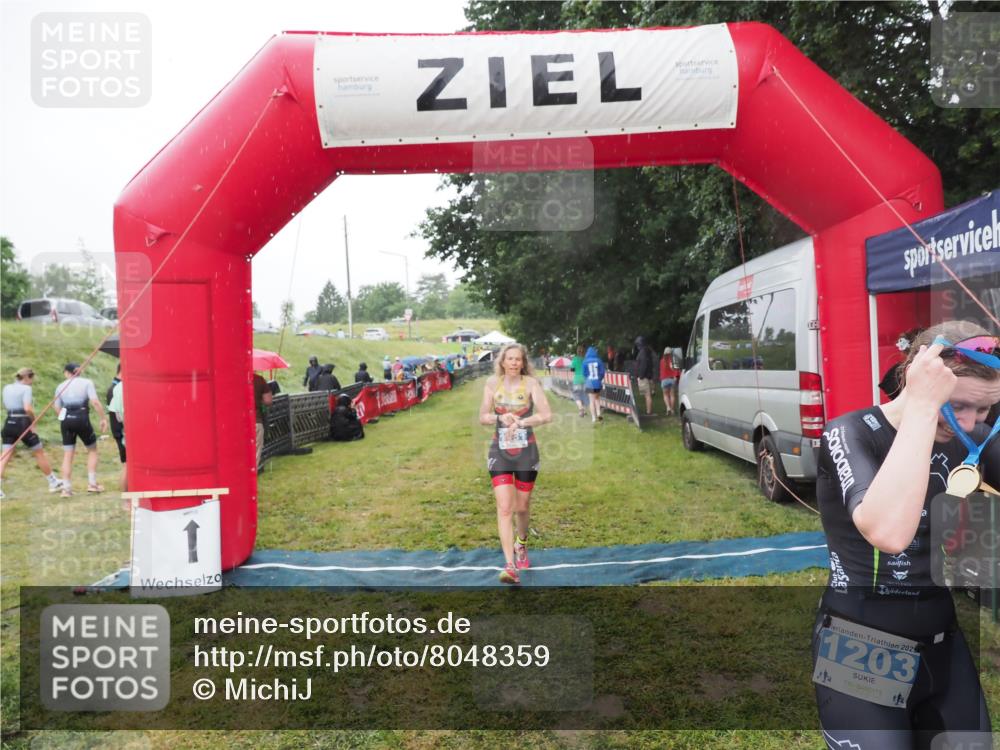21.06.2025 - 27. Vierlanden-Triathlon MichiJ http://msf.ph/oto/8048359 15.06.2026 14:19:26 Ziel 1181, 1203 meine-sportfotos.de