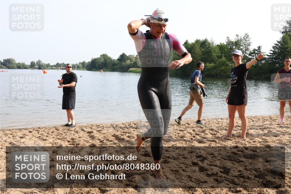 15.06.2025 - 27. Vierlanden-Triathlon Lena Gebhardt http://msf.ph/oto/8048360 15.06.2025 09:01:58 Schwimmen 196, 206, 214 meine-sportfotos.de