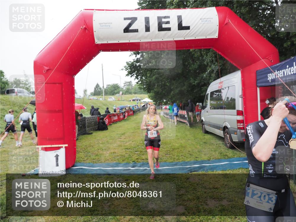 21.06.2025 - 27. Vierlanden-Triathlon MichiJ http://msf.ph/oto/8048361 15.06.2026 14:19:26 Ziel 1181, 1203 meine-sportfotos.de