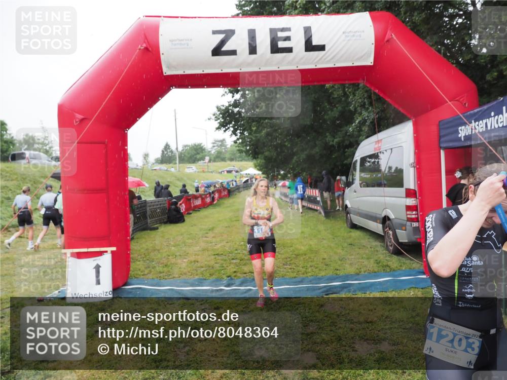 21.06.2025 - 27. Vierlanden-Triathlon MichiJ http://msf.ph/oto/8048364 15.06.2026 14:19:26 Ziel 1181, 1203 meine-sportfotos.de