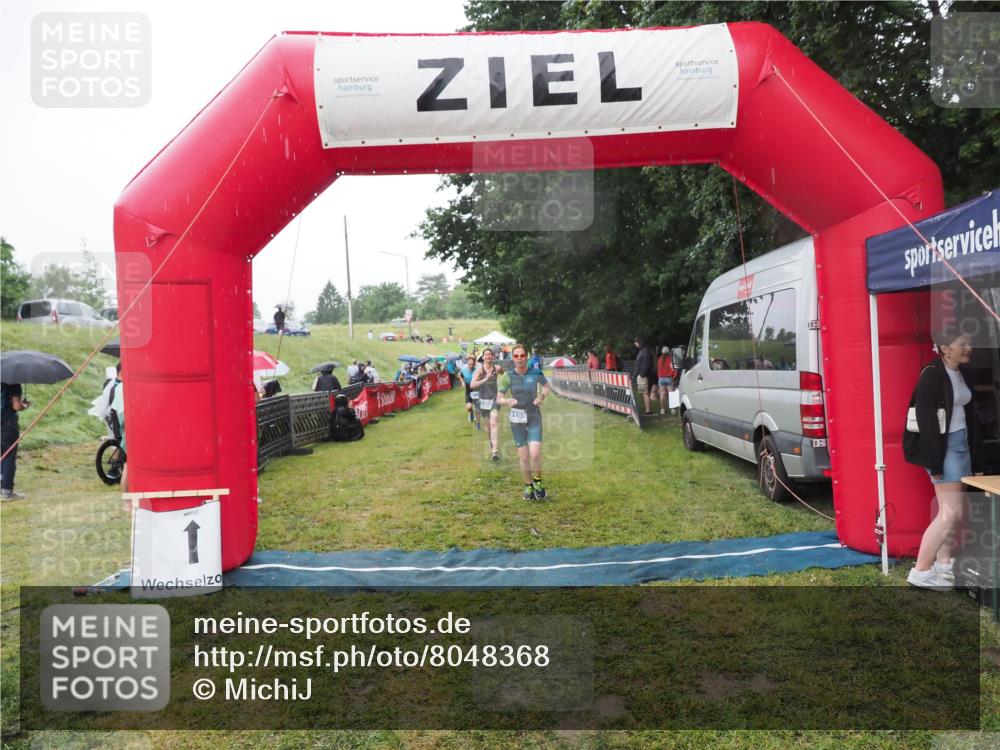 21.06.2025 - 27. Vierlanden-Triathlon MichiJ http://msf.ph/oto/8048368 15.06.2026 14:19:35 Ziel 1198, 1200, 1265, 1303 meine-sportfotos.de
