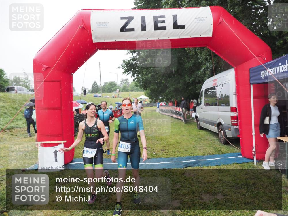 21.06.2025 - 27. Vierlanden-Triathlon MichiJ http://msf.ph/oto/8048404 15.06.2026 14:19:37 Ziel 1198, 1200, 1265, 1303 meine-sportfotos.de
