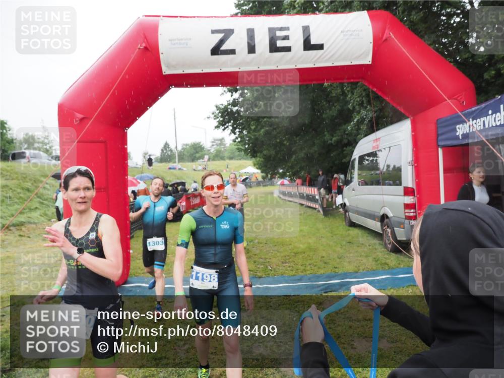 21.06.2025 - 27. Vierlanden-Triathlon MichiJ http://msf.ph/oto/8048409 15.06.2026 14:19:38 Ziel 1198, 1200, 1265, 1303 meine-sportfotos.de
