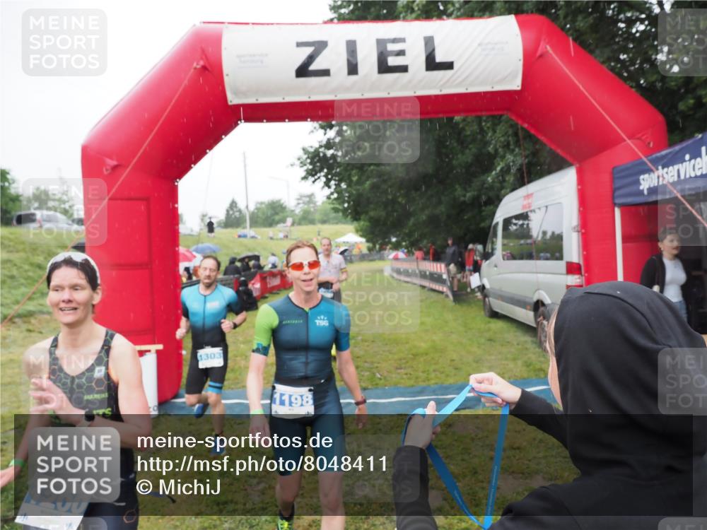 21.06.2025 - 27. Vierlanden-Triathlon MichiJ http://msf.ph/oto/8048411 15.06.2026 14:19:38 Ziel 1198, 1200, 1265, 1303 meine-sportfotos.de