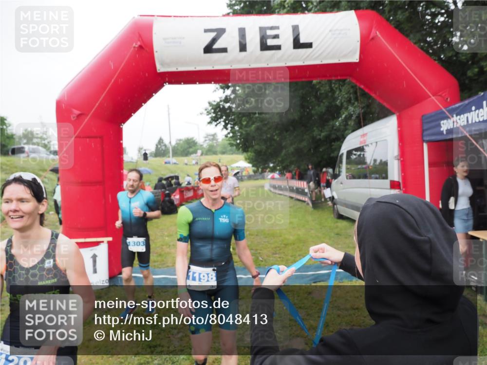 21.06.2025 - 27. Vierlanden-Triathlon MichiJ http://msf.ph/oto/8048413 15.06.2026 14:19:38 Ziel 1198, 1200, 1265, 1303 meine-sportfotos.de