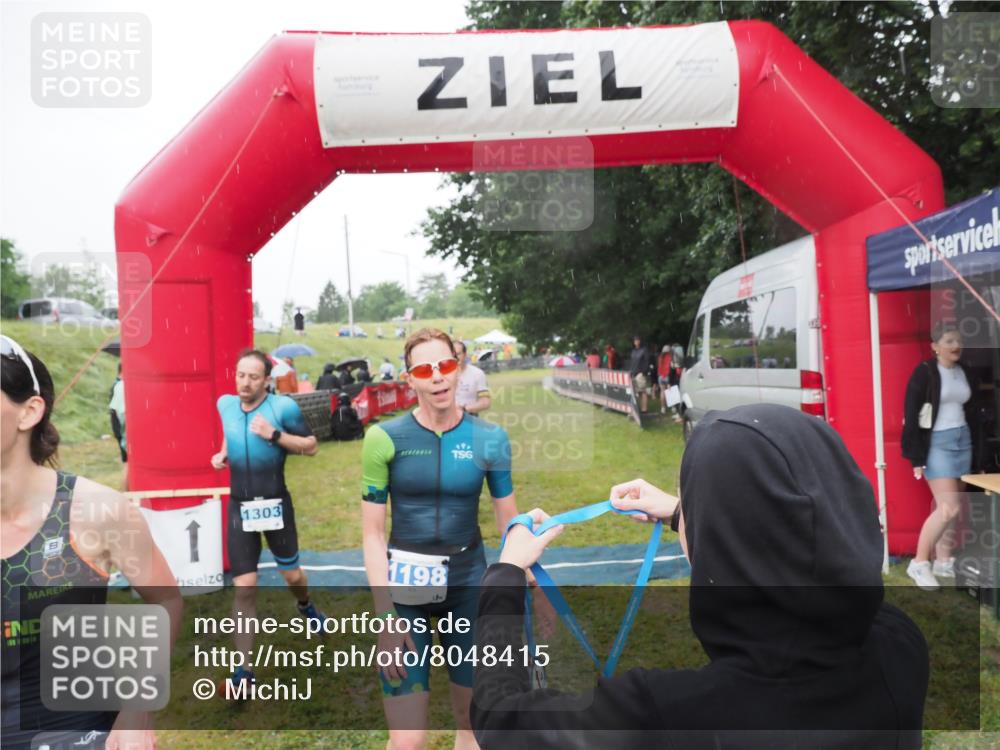 21.06.2025 - 27. Vierlanden-Triathlon MichiJ http://msf.ph/oto/8048415 15.06.2026 14:19:38 Ziel 1198, 1200, 1265, 1303 meine-sportfotos.de