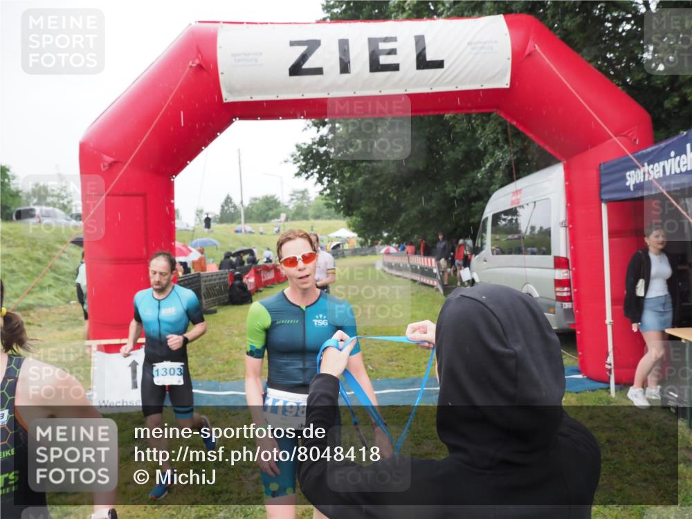 21.06.2025 - 27. Vierlanden-Triathlon MichiJ http://msf.ph/oto/8048418 15.06.2026 14:19:39 Ziel 1198, 1200, 1265, 1303 meine-sportfotos.de