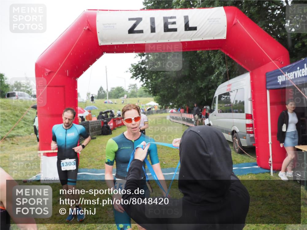 21.06.2025 - 27. Vierlanden-Triathlon MichiJ http://msf.ph/oto/8048420 15.06.2026 14:19:39 Ziel 1198, 1200, 1265, 1303 meine-sportfotos.de