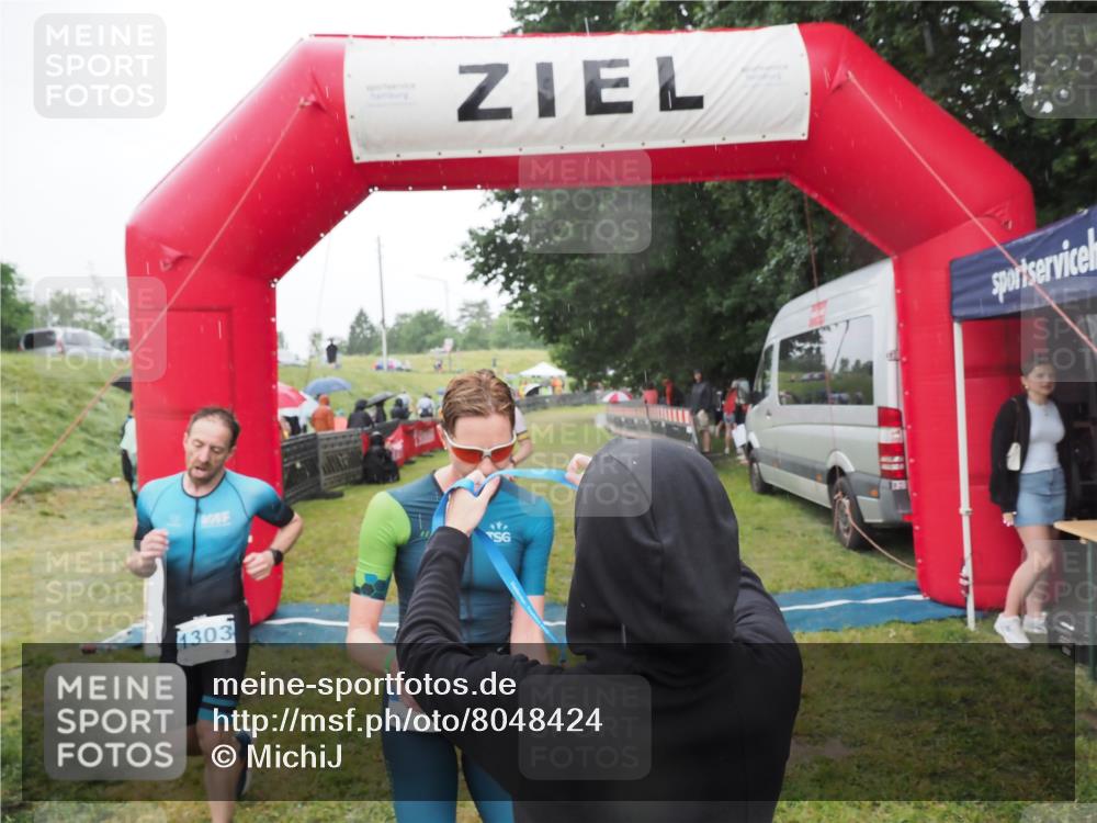21.06.2025 - 27. Vierlanden-Triathlon MichiJ http://msf.ph/oto/8048424 15.06.2026 14:19:39 Ziel 1198, 1200, 1265, 1303 meine-sportfotos.de