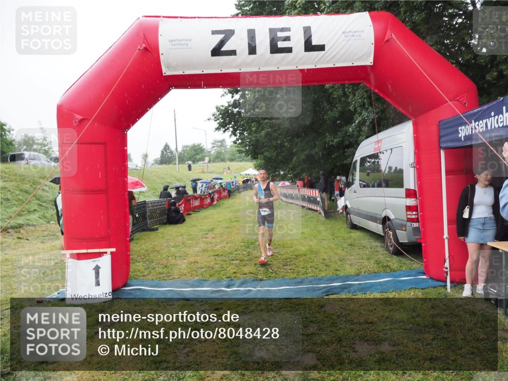 21.06.2025 - 27. Vierlanden-Triathlon MichiJ http://msf.ph/oto/8048428 15.06.2026 14:19:58 Ziel 1232 meine-sportfotos.de