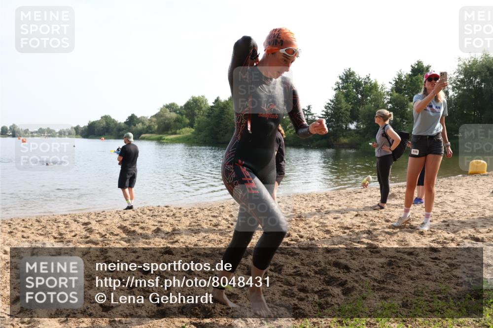 15.06.2025 - 27. Vierlanden-Triathlon Lena Gebhardt http://msf.ph/oto/8048431 15.06.2025 09:02:46 Schwimmen 200, 210, 223 meine-sportfotos.de