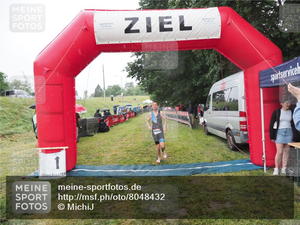 21.06.2025 - 27. Vierlanden-Triathlon MichiJ http://msf.ph/oto/8048432 15.06.2026 14:19:59 Ziel 1232 meine-sportfotos.de