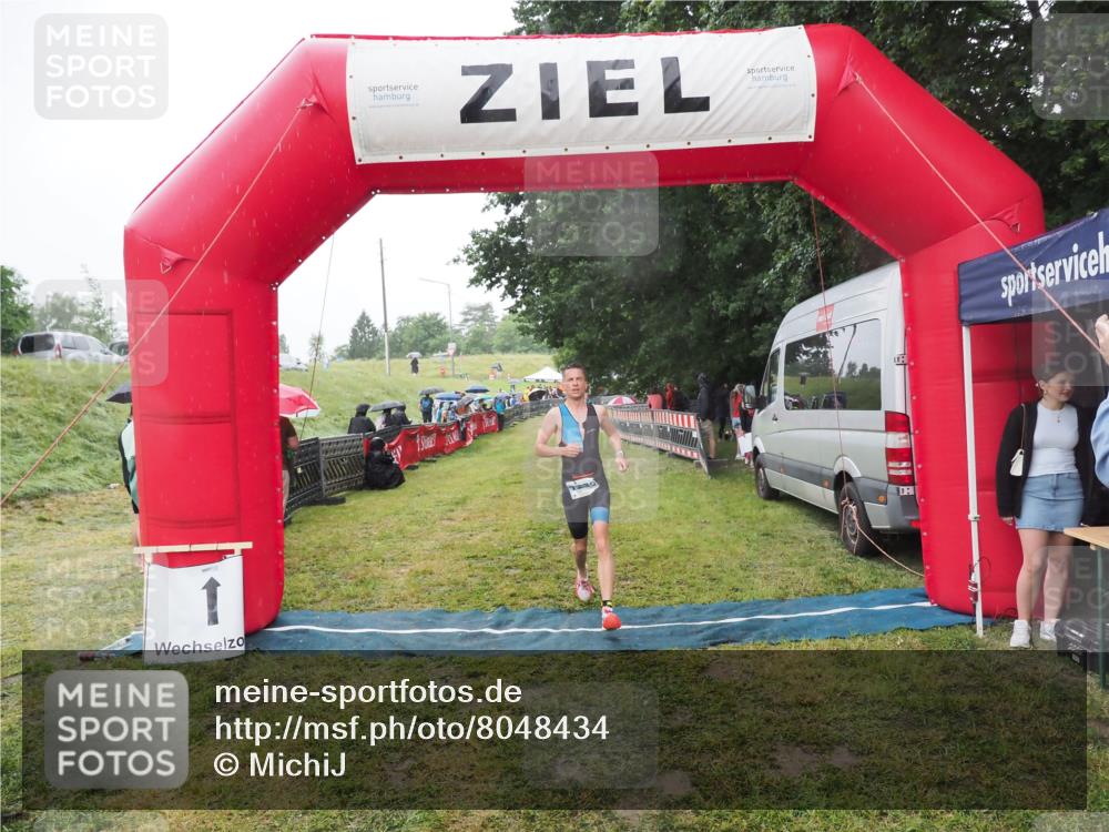 21.06.2025 - 27. Vierlanden-Triathlon MichiJ http://msf.ph/oto/8048434 15.06.2026 14:19:59 Ziel 1232 meine-sportfotos.de