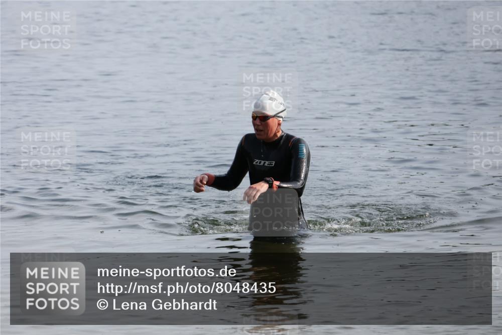 15.06.2025 - 27. Vierlanden-Triathlon Lena Gebhardt http://msf.ph/oto/8048435 15.06.2025 09:02:59 Schwimmen 219 meine-sportfotos.de