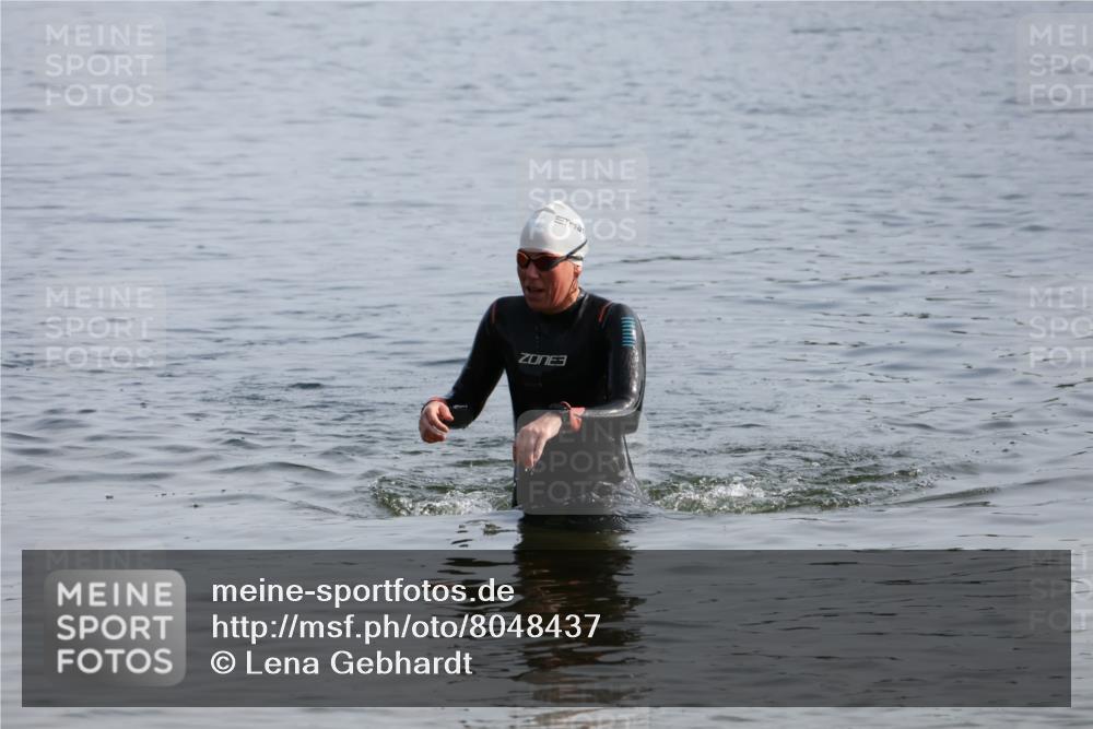 15.06.2025 - 27. Vierlanden-Triathlon Lena Gebhardt http://msf.ph/oto/8048437 15.06.2025 09:02:59 Schwimmen 219 meine-sportfotos.de