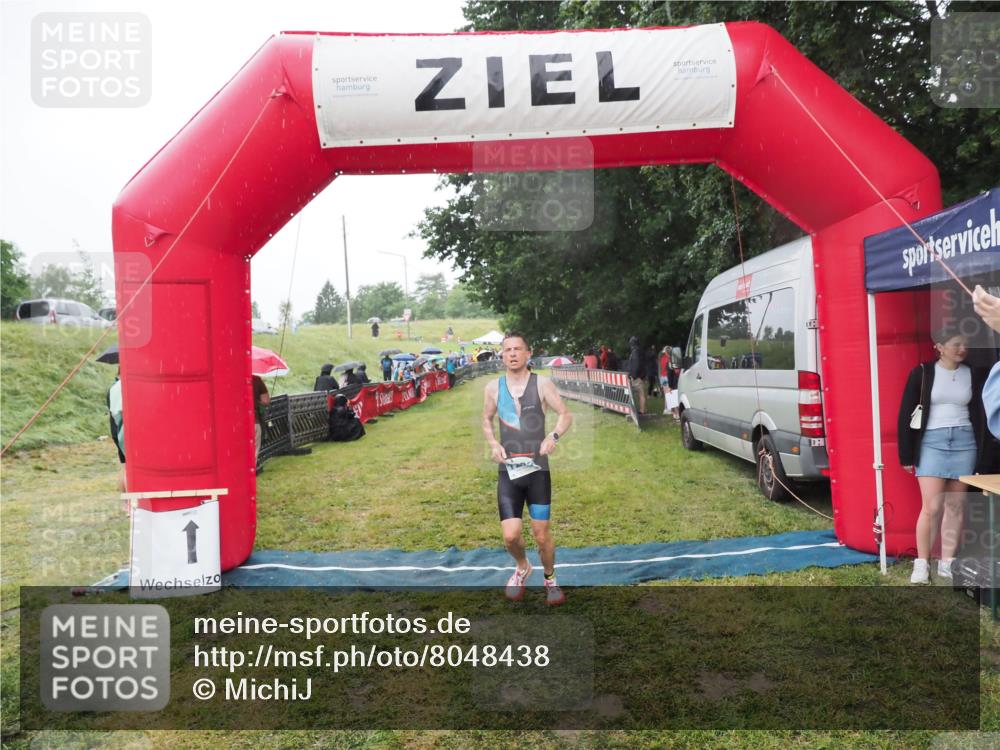 21.06.2025 - 27. Vierlanden-Triathlon MichiJ http://msf.ph/oto/8048438 15.06.2026 14:19:59 Ziel 1232 meine-sportfotos.de