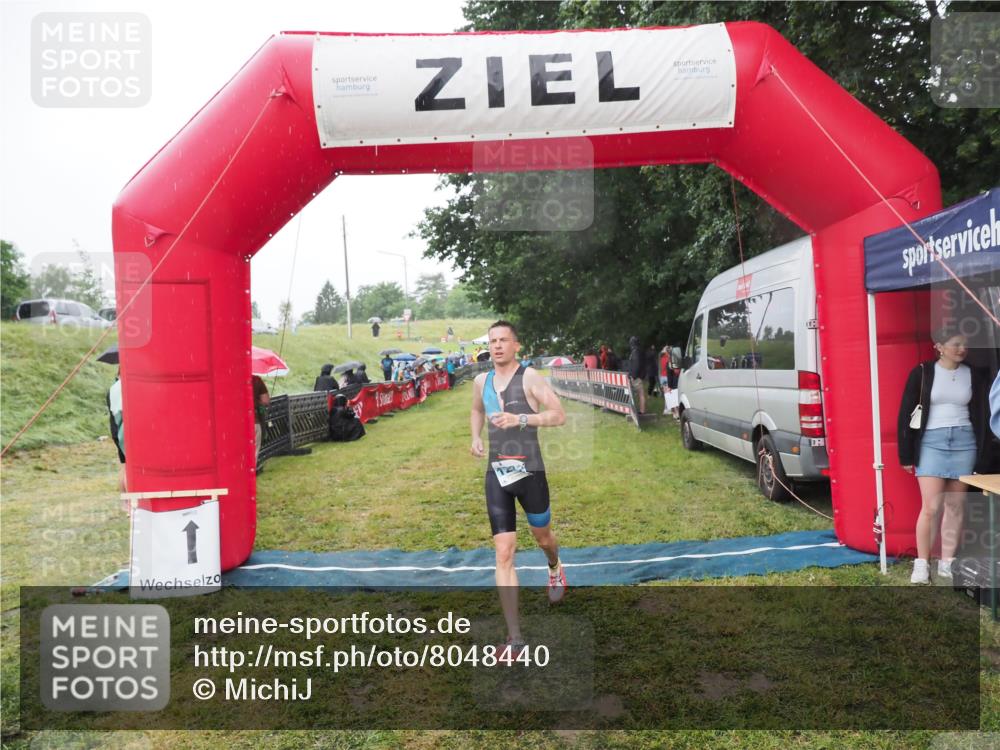 21.06.2025 - 27. Vierlanden-Triathlon MichiJ http://msf.ph/oto/8048440 15.06.2026 14:19:59 Ziel 1232 meine-sportfotos.de
