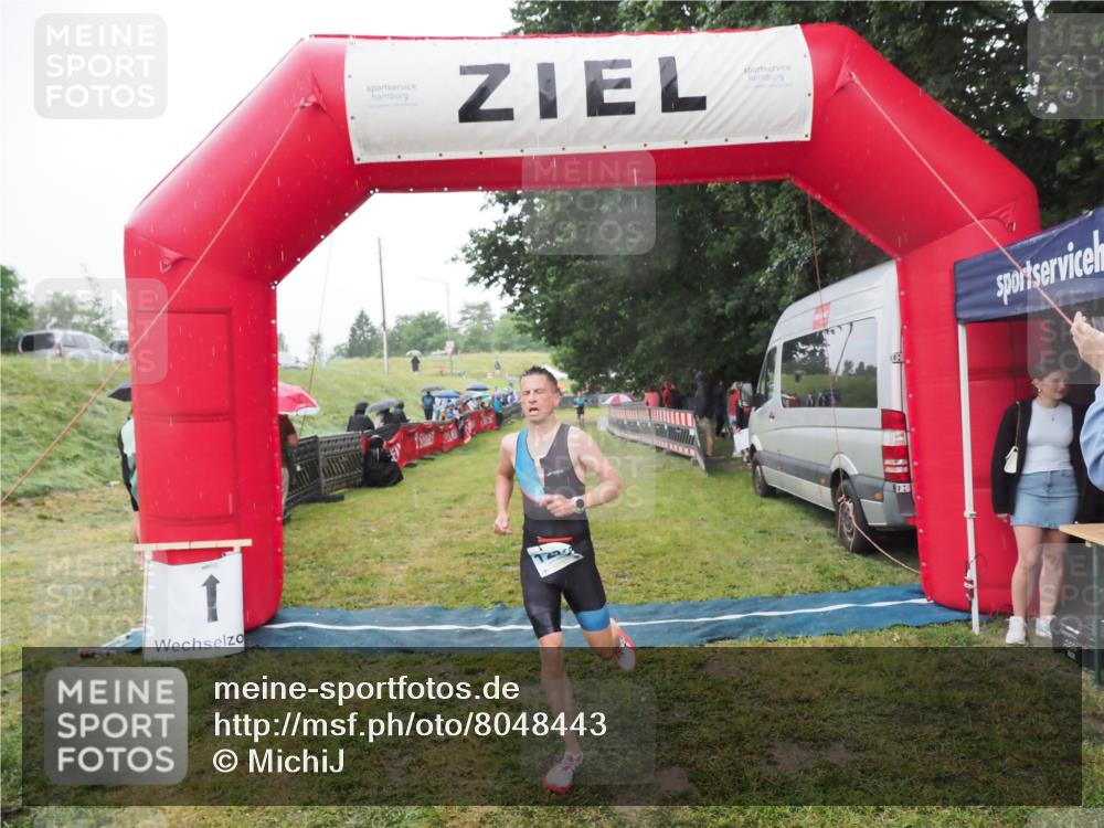 21.06.2025 - 27. Vierlanden-Triathlon MichiJ http://msf.ph/oto/8048443 15.06.2026 14:19:59 Ziel 1232 meine-sportfotos.de
