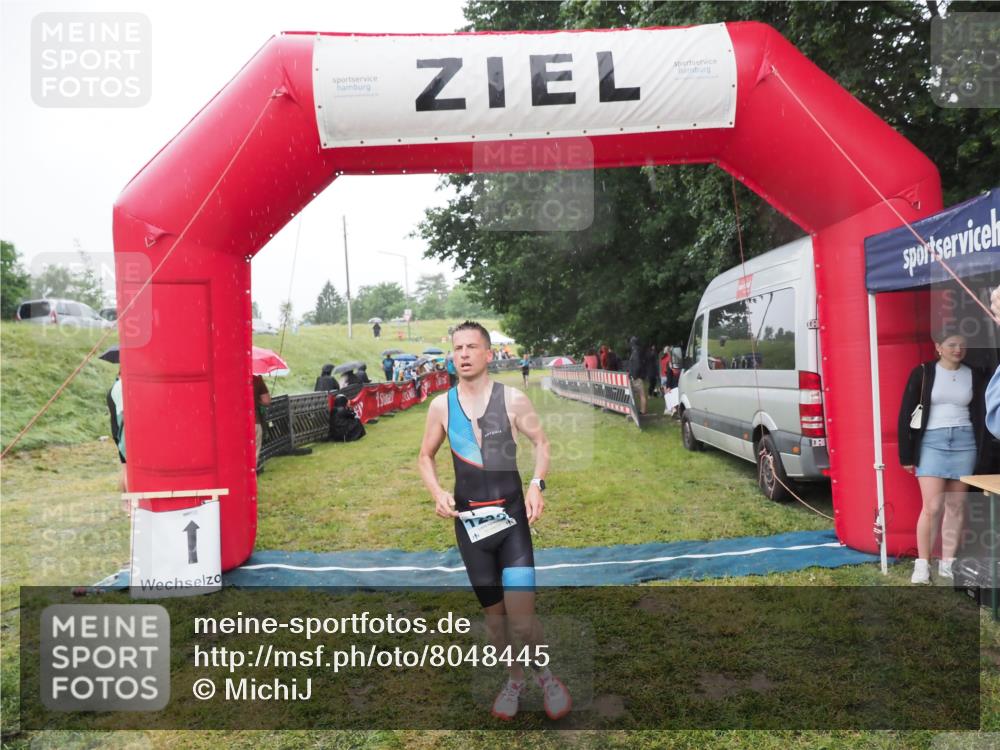 21.06.2025 - 27. Vierlanden-Triathlon MichiJ http://msf.ph/oto/8048445 15.06.2026 14:19:59 Ziel 1232 meine-sportfotos.de