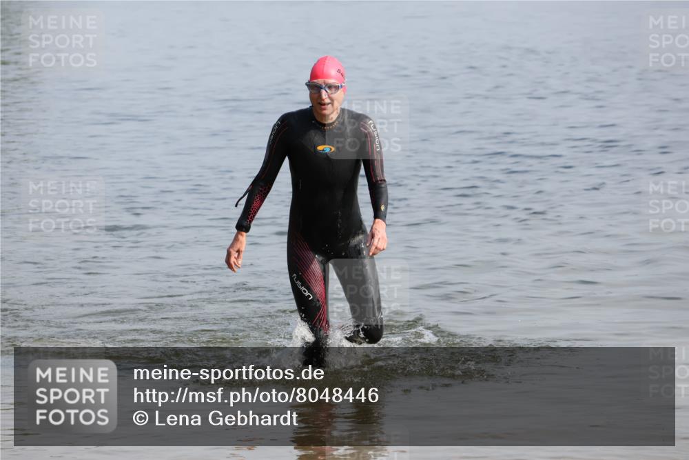 15.06.2025 - 27. Vierlanden-Triathlon Lena Gebhardt http://msf.ph/oto/8048446 15.06.2025 09:03:02 Schwimmen 219, 248 meine-sportfotos.de