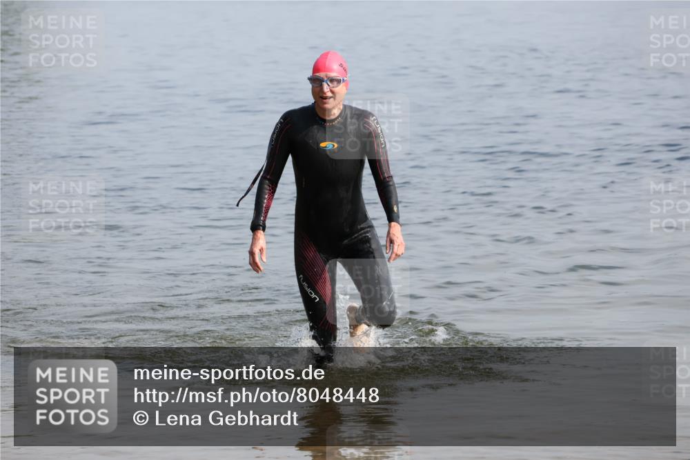 15.06.2025 - 27. Vierlanden-Triathlon Lena Gebhardt http://msf.ph/oto/8048448 15.06.2025 09:03:02 Schwimmen 219, 248 meine-sportfotos.de