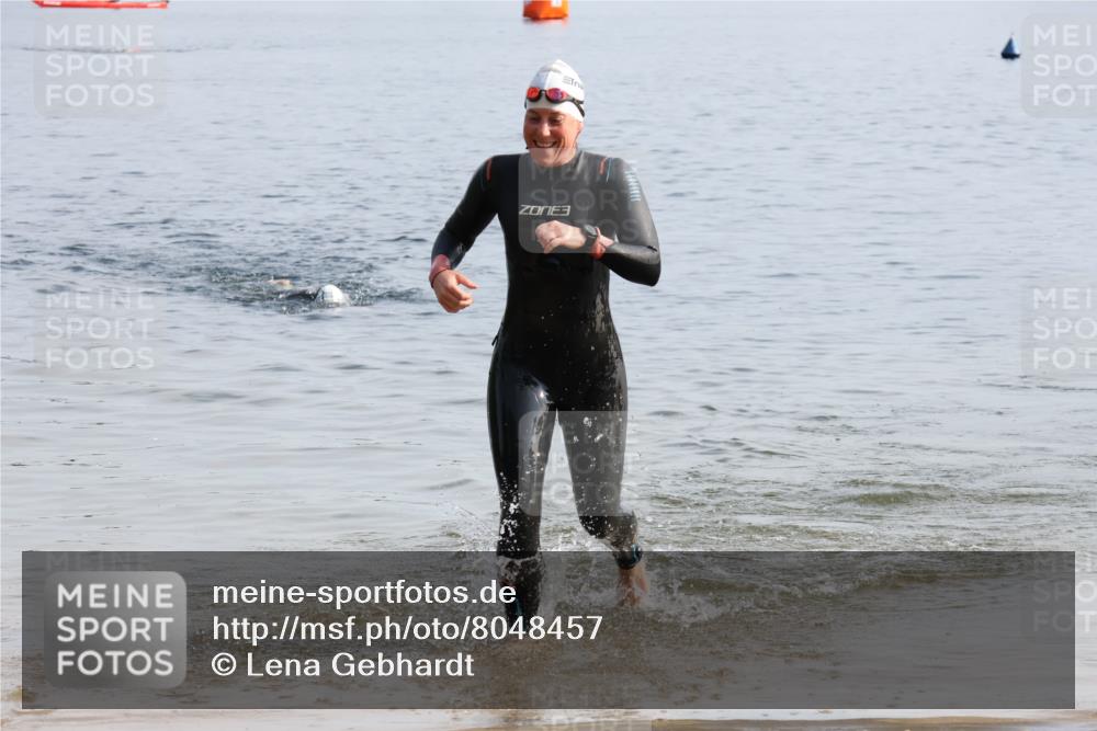 15.06.2025 - 27. Vierlanden-Triathlon Lena Gebhardt http://msf.ph/oto/8048457 15.06.2025 09:03:04 Schwimmen 219, 248 meine-sportfotos.de