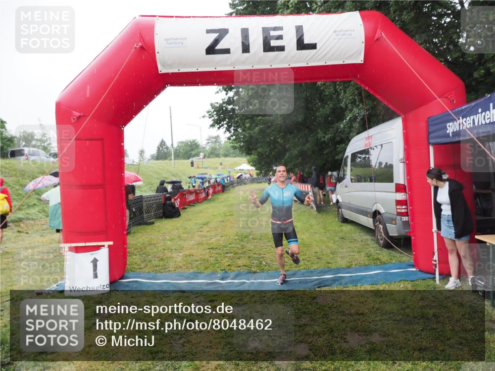 21.06.2025 - 27. Vierlanden-Triathlon MichiJ http://msf.ph/oto/8048462 15.06.2026 14:20:06 Ziel 1232, 1310 meine-sportfotos.de