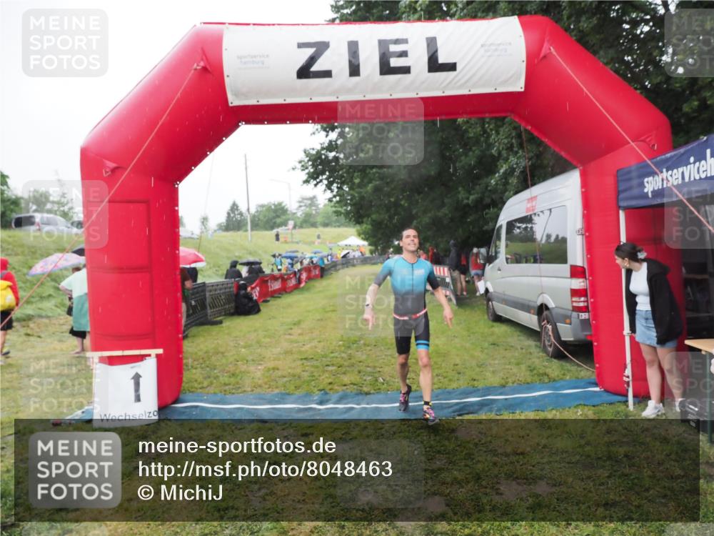 21.06.2025 - 27. Vierlanden-Triathlon MichiJ http://msf.ph/oto/8048463 15.06.2026 14:20:06 Ziel 1232, 1310 meine-sportfotos.de