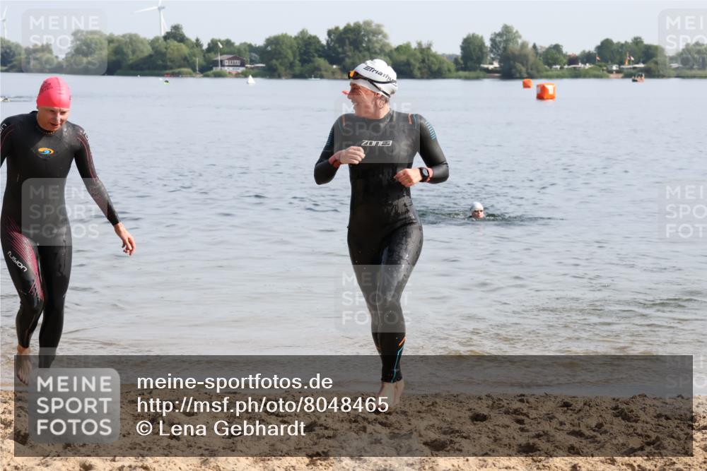 15.06.2025 - 27. Vierlanden-Triathlon Lena Gebhardt http://msf.ph/oto/8048465 15.06.2025 09:03:06 Schwimmen 219, 248 meine-sportfotos.de