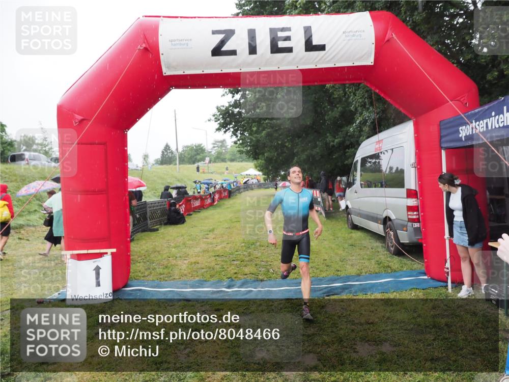 21.06.2025 - 27. Vierlanden-Triathlon MichiJ http://msf.ph/oto/8048466 15.06.2026 14:20:06 Ziel 1232, 1310 meine-sportfotos.de