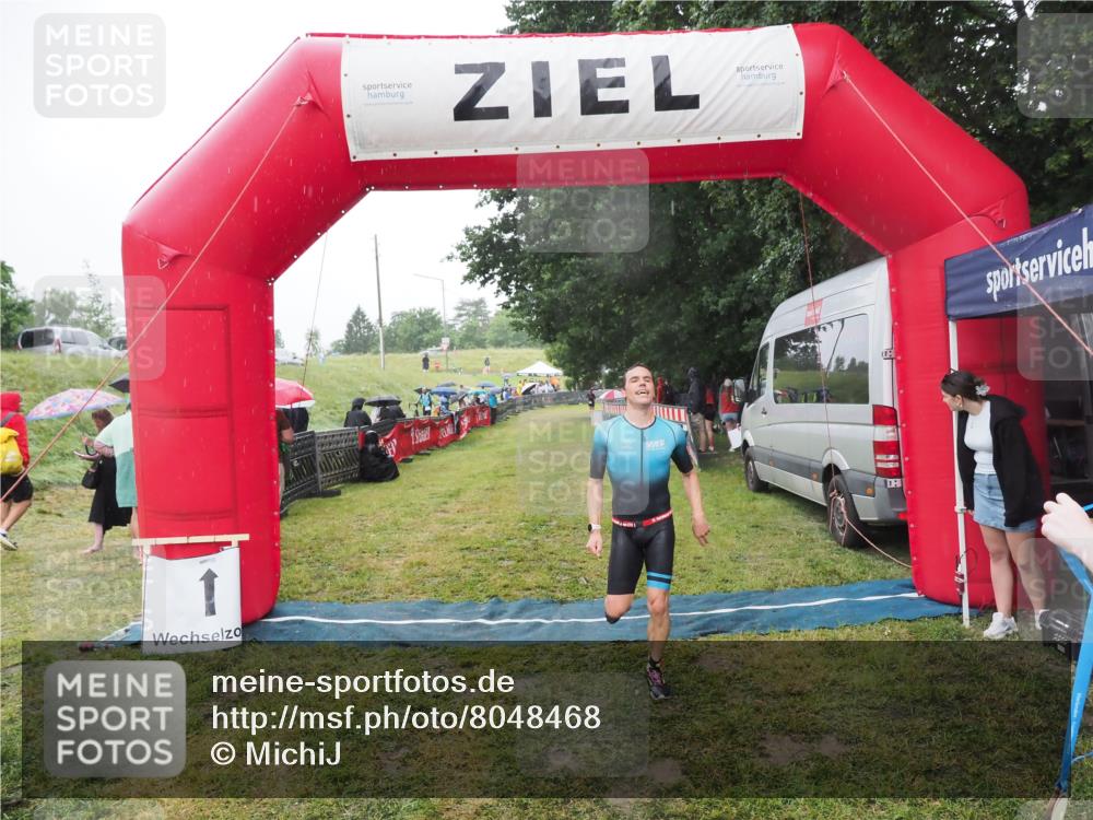 21.06.2025 - 27. Vierlanden-Triathlon MichiJ http://msf.ph/oto/8048468 15.06.2026 14:20:07 Ziel 1310 meine-sportfotos.de