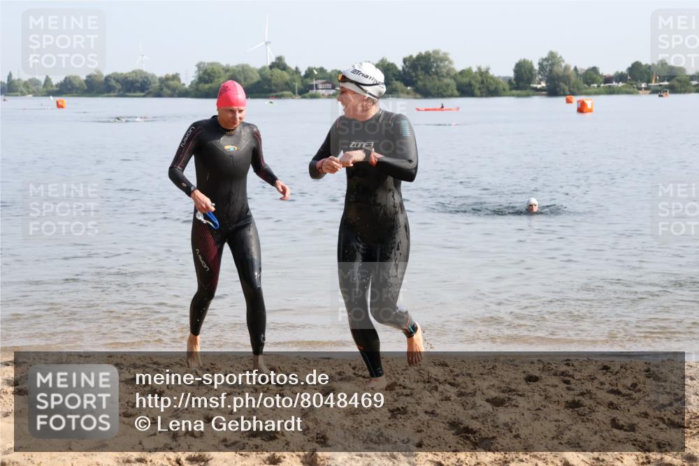 15.06.2025 - 27. Vierlanden-Triathlon Lena Gebhardt http://msf.ph/oto/8048469 15.06.2025 09:03:06 Schwimmen 219, 248 meine-sportfotos.de