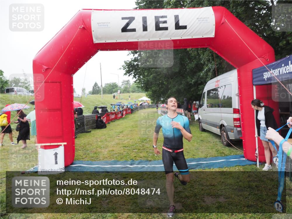 21.06.2025 - 27. Vierlanden-Triathlon MichiJ http://msf.ph/oto/8048474 15.06.2026 14:20:07 Ziel 1310 meine-sportfotos.de
