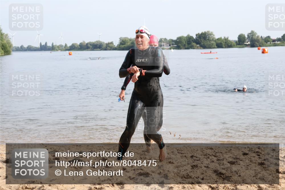 15.06.2025 - 27. Vierlanden-Triathlon Lena Gebhardt http://msf.ph/oto/8048475 15.06.2025 09:03:07 Schwimmen 219, 248 meine-sportfotos.de