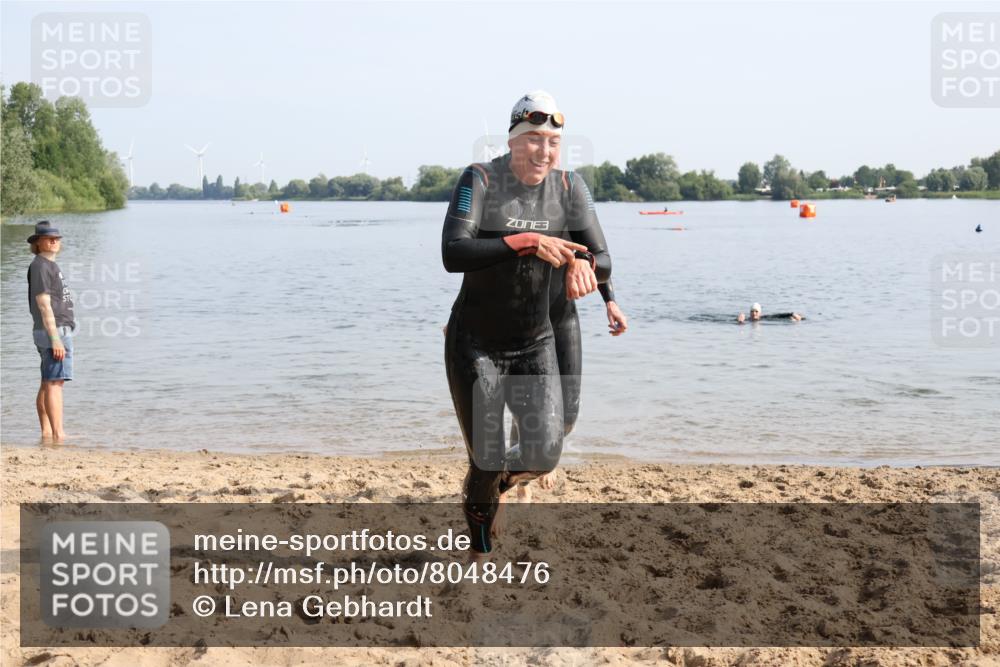 15.06.2025 - 27. Vierlanden-Triathlon Lena Gebhardt http://msf.ph/oto/8048476 15.06.2025 09:03:08 Schwimmen 219, 248 meine-sportfotos.de