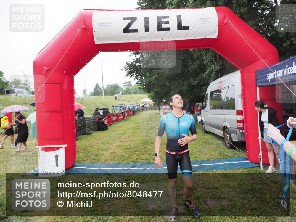 21.06.2025 - 27. Vierlanden-Triathlon MichiJ http://msf.ph/oto/8048477 15.06.2026 14:20:07 Ziel 1310 meine-sportfotos.de