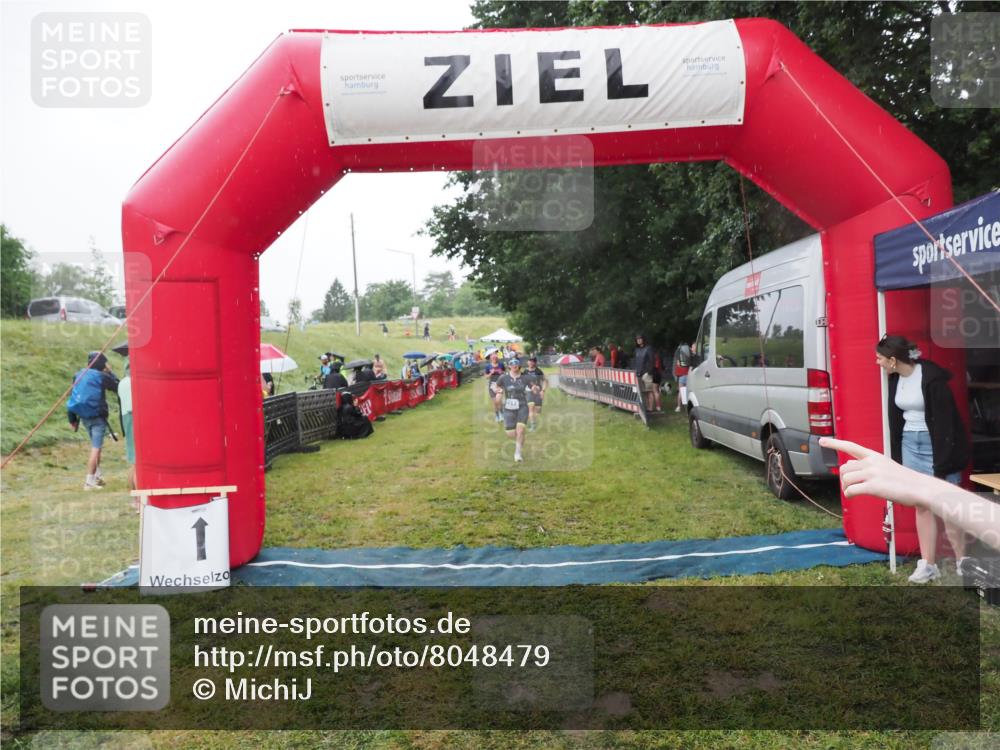 21.06.2025 - 27. Vierlanden-Triathlon MichiJ http://msf.ph/oto/8048479 15.06.2026 14:20:17 Ziel 910, 1209, 1213 meine-sportfotos.de