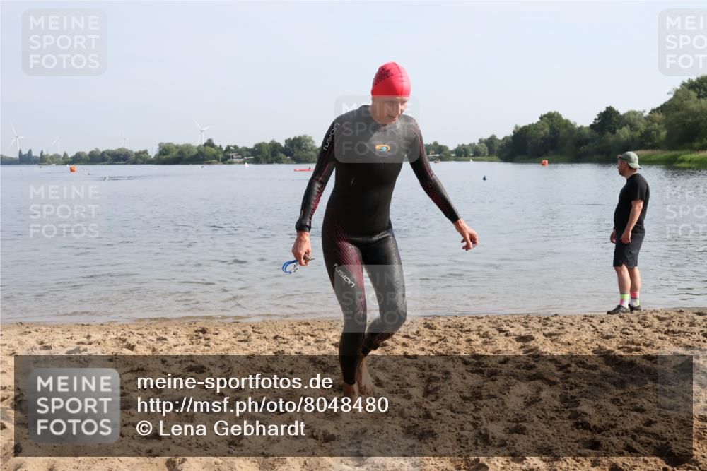 15.06.2025 - 27. Vierlanden-Triathlon Lena Gebhardt http://msf.ph/oto/8048480 15.06.2025 09:03:09 Schwimmen 219, 248 meine-sportfotos.de