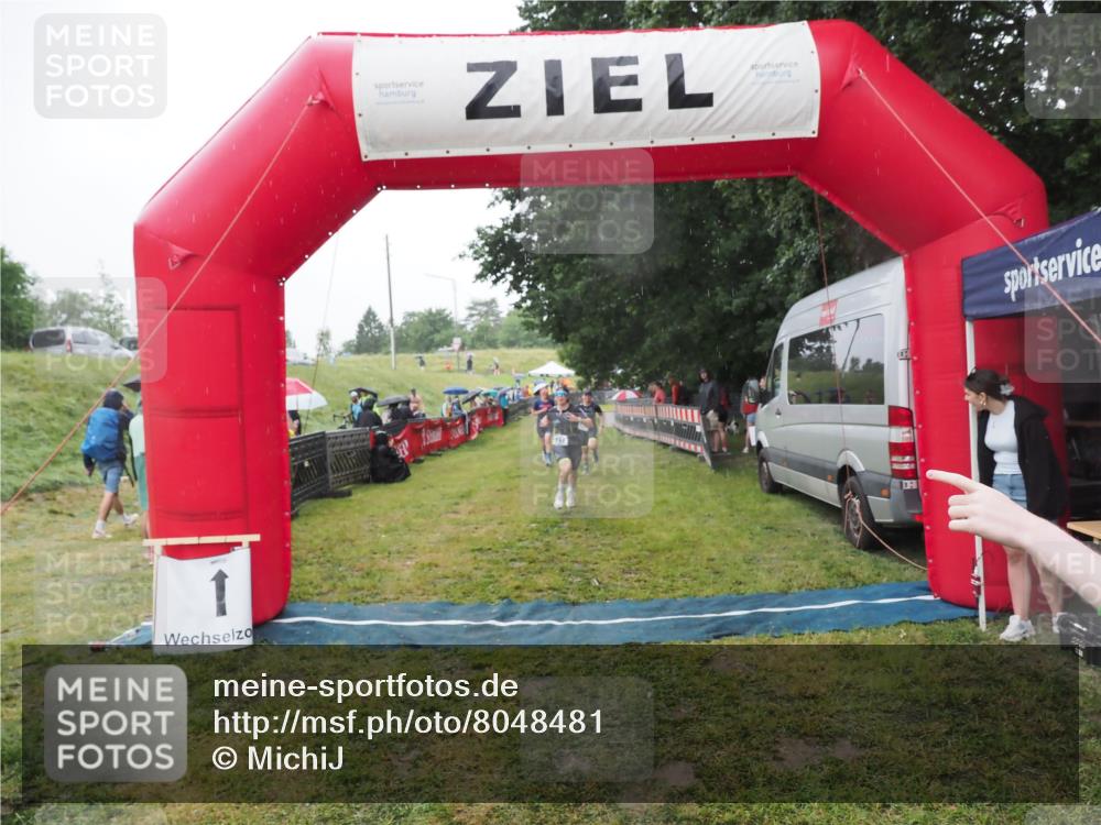 21.06.2025 - 27. Vierlanden-Triathlon MichiJ http://msf.ph/oto/8048481 15.06.2026 14:20:17 Ziel 910, 1209, 1213 meine-sportfotos.de