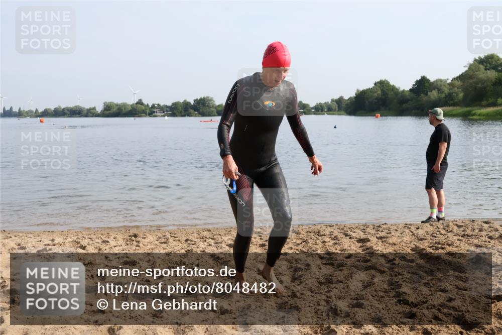 15.06.2025 - 27. Vierlanden-Triathlon Lena Gebhardt http://msf.ph/oto/8048482 15.06.2025 09:03:09 Schwimmen 219, 248 meine-sportfotos.de